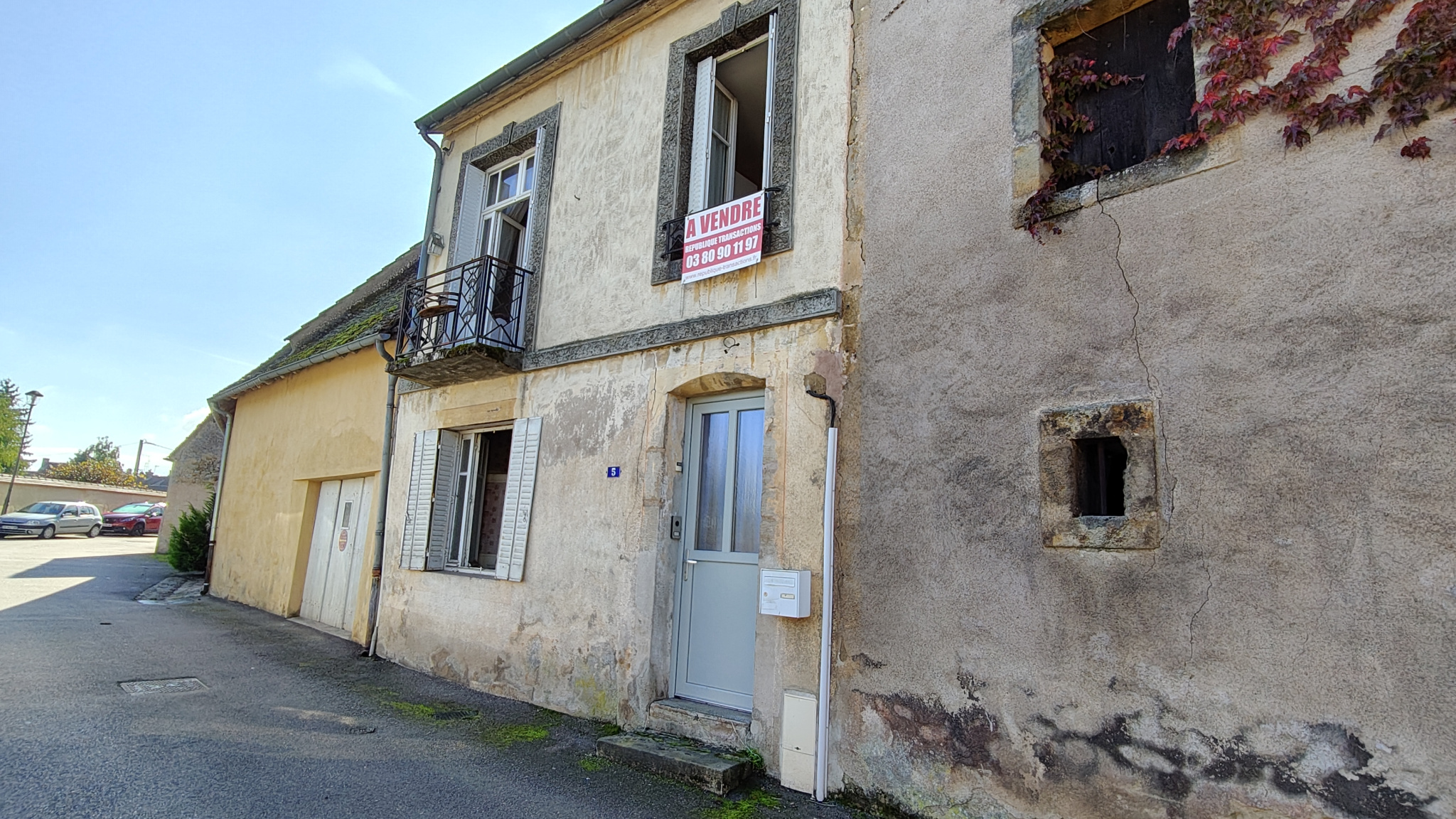 Ancienne école de musique à Arnay-le-Duc   À rénover