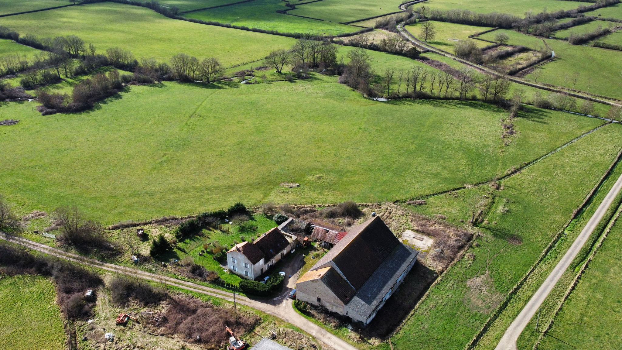 Authentique corps de ferme bourguignon   gros potentiel à rénover