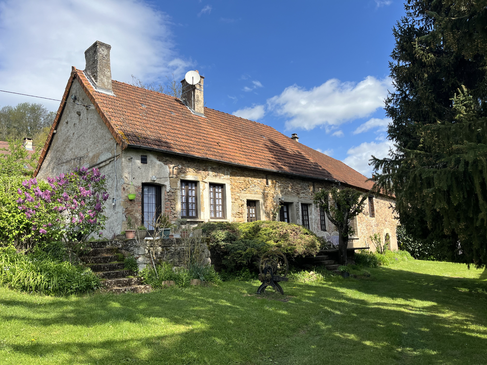 Maison en pierre 93 m2 sur grand terrain arboré